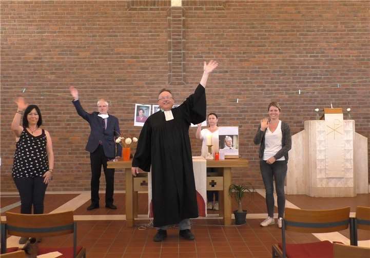 Pfarrer Manfried Rademacher sowie die weiteren Mitwirkenden des Oneline-Gottesdienstes verabschieden sich von den Zuschauern an den Bildschirmen und laden alle Interessierte für den nächsten wieder ein. Foto: Thomas Wagenknecht