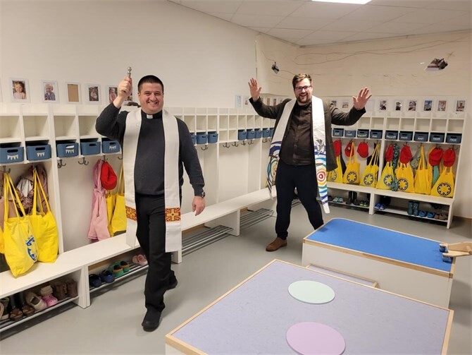 Pfarrer Marcel Kehr und Pfarrer Steffen Henrich (vorne) segnen die städtische Kindertagesstätte gemeinsam.