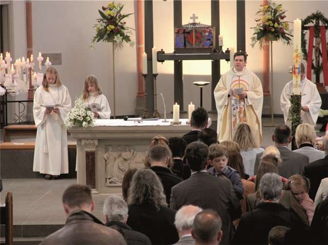 Pfarrer Marco Hartmann zelebrierte mit den 35 Mädchen und Jungen eine feierliche Erstkommunionfeier.