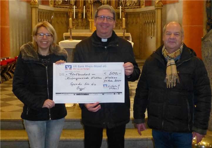 Spende für die Renovierung der Orgel in St. Maximin Pfarrer Markus Arndt freut sich über die Spende der Vereine für die Renovierung der Orgel.Foto: Privat