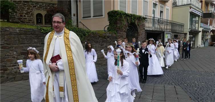 Pfarrer Markus Arndt führte die kleinen Prozession der Kommunionkinder vom Pfarrhaus nach St. Martin an. Fotos:-TE-