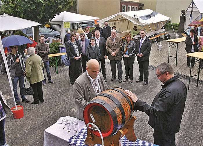 Pfarrer Marmann schlug das erste Fass Bier an.