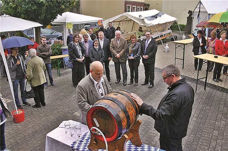 Pfarrer Marmann schlug das erste Fass Bier an.