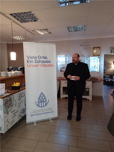 Pfarrer Maxeiner ergänzte die Präsentation mit der Vorstellung des Claims „Viele Orte. Ein Zuhause. Unser Glaube.“ Foto: privat