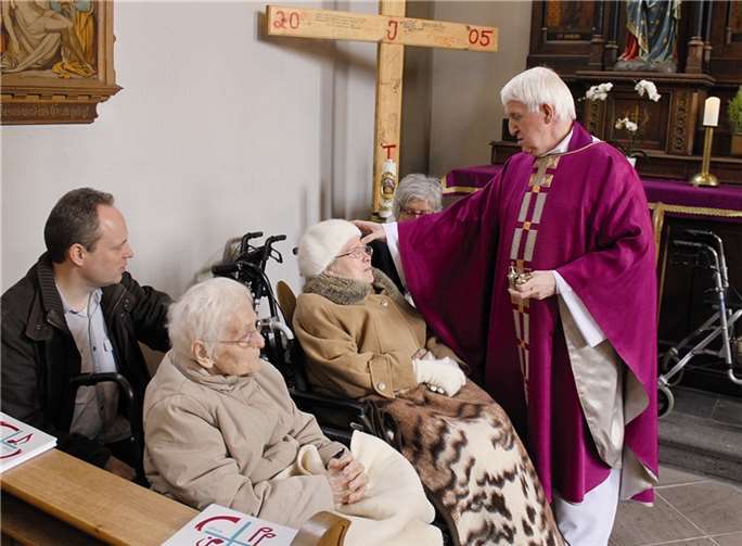 Pfarrer Michael Eschweiler hatte sich für jedes Gemeindemitglied ausreichend Zeit genommen.