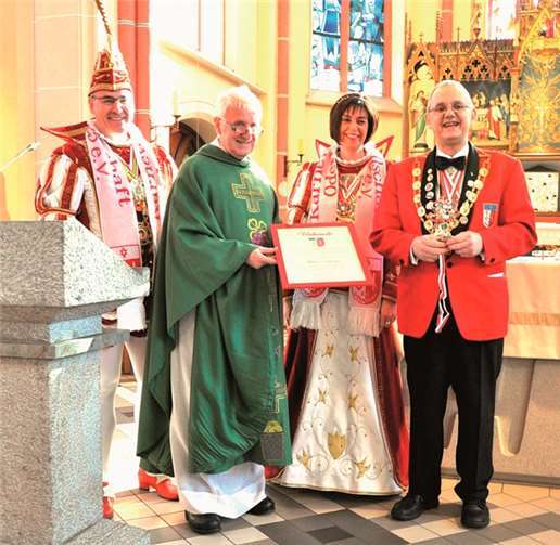 Pfarrer Michael Eschweiler ist Ehrenmitglied der KG Odendorf: Prinzenpaar Silke I. und Jürgen I., Pfarrer Eschweiler und Präsident Heiner Schumacher.Privat