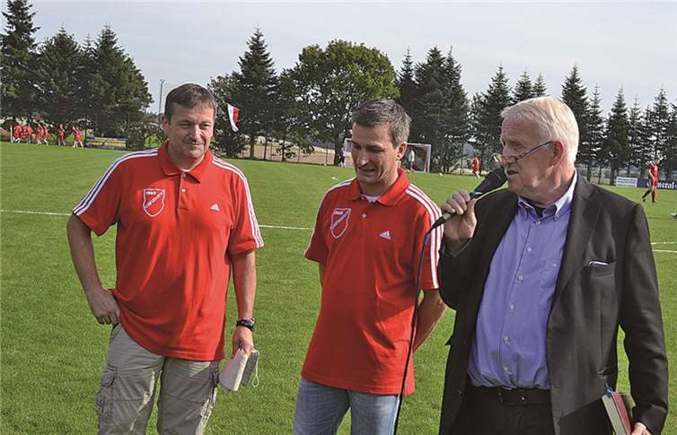 Pfarrer Michael Eschweiler segnet den neuen Platz ein, mit dabei der 1. Vorsitzende Harald Kuhring (Mitte) und Udo Ellmer, der 2. Vorsitzende (li.). WEIGERT