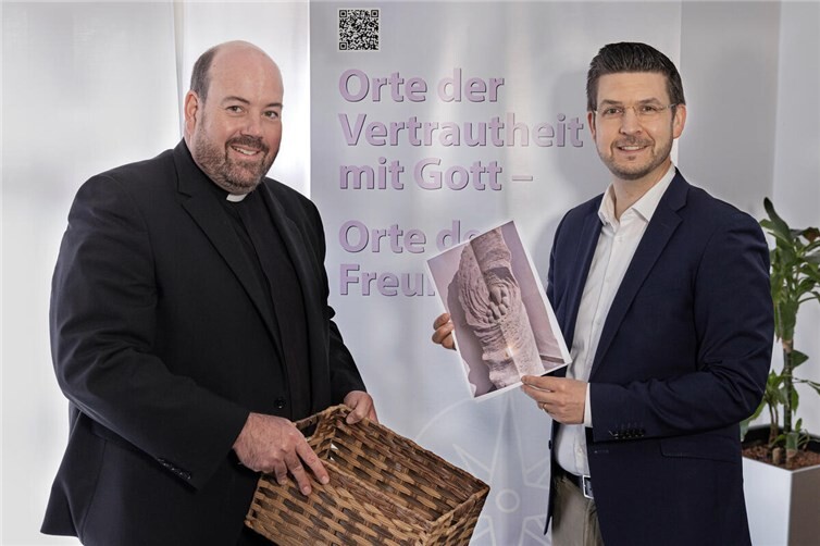 Pfarrer Michael Maxeiner und Simon Schmidbaur, Bereichsleiter Strategie & Evangelisierung bei der Auslosung der Gewinner