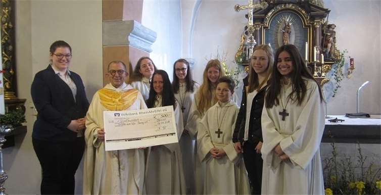 Pfarrer Michael Schäfer freute sich, die Spende der Dorseler Messdiener entgegennehmen zu können.  privat