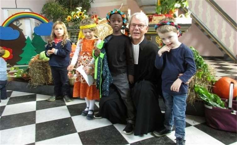 Pfarrer Michael Schankweiler feiert mit den Kindern Erntedankgottesdienst Foto: privat