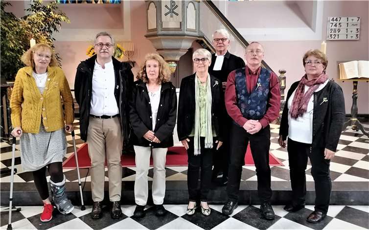 Pfarrer Michael Schankweiler freute sich, dass einige der ehemaligen Konfirmanden den Weg zurück in das Gotteshaus fanden.  Foto: privat