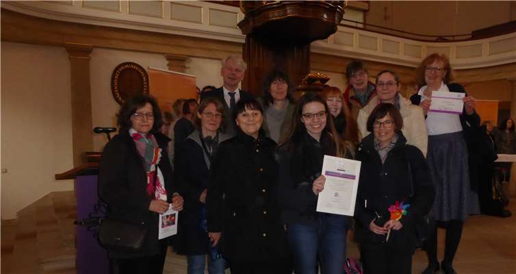 Pfarrer Michael Schankweiler freute sich, zusammen mit dem Team um Kindergartenleiterin Katrin Bodag die Auszeichnung entgegennehmen zu dürfen. Begleitet wurden sie auch von den Presbyterinnen Helga Hoffmann und Ulrike Küpper. Privat