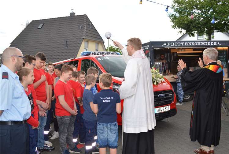 Pfarrer Michael Schankweiler (r.) von der evangelischen Kirchengemeinde und sein katholischer Kollege Frank Klupsch segneten das Fahrzeug ein.