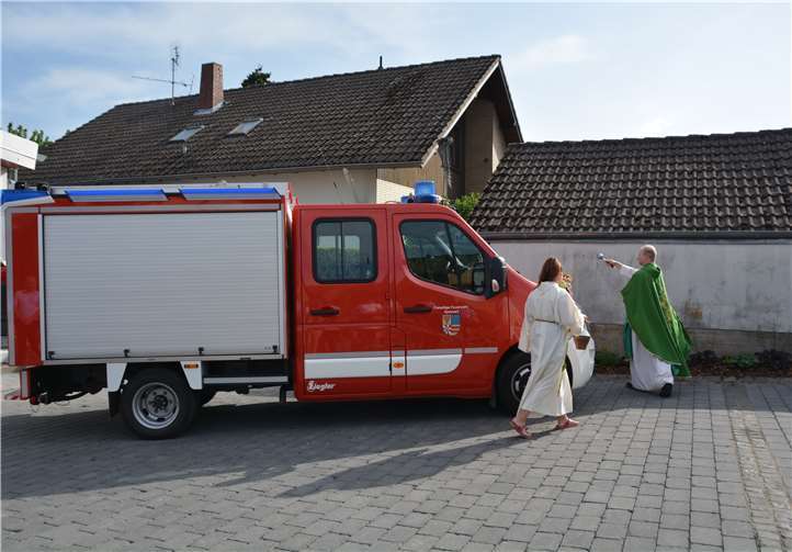 Pfarrer Moritz Neufang segnete das neue Einsatzfahrzeug.