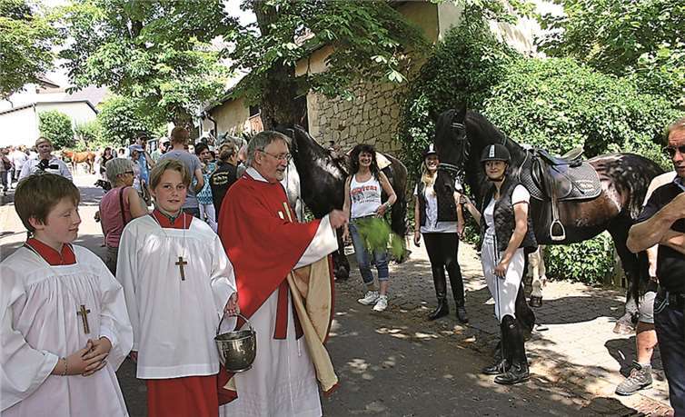Traditionelle Pferde- und Traktoren- segnung bei herrlichem Sommerwetter Pfarrer Müssenich bei der Segnung der Pferde.