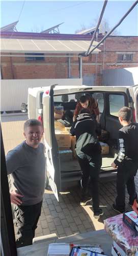 Pfarrer Mykola Leskiv (links) und einige Helfer kümmern sich in Tscherwonohrad um den Weitertransport der medizinischen Hilfsmittel in die Krankenhäuser der schwer umkämpften Städte Charkiw und Mariupol Foto: Franziskanerbrüder vom Heiligen Kreuz