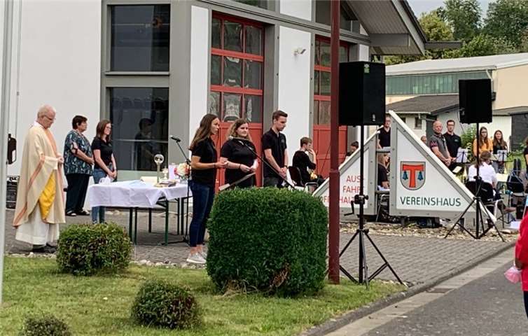 Pfarrer Neis hielt den Gottesdienst „open air“. Fotos: privat