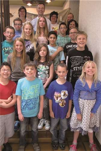 Pfarrer Norbert Missong, das Sternsingerteam von Sankt Arnulf in Nickenich und die teilnehmenden Kinder. S. Baldus