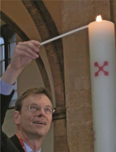 Pfarrer Norbert Missong entzündet am zweiten Synodentag stellvertretend für alle 279 Synodalen die Synodenkerze in der Maximinkirche in Trier.Carina Sackenheim