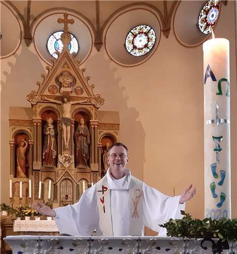 Pfarrer Norbert Missong hat auch bisher jeden Tag eine heilige Messe für die Menschen in Kruft, Kretz und Nickenich gefeiert. Foto: privat