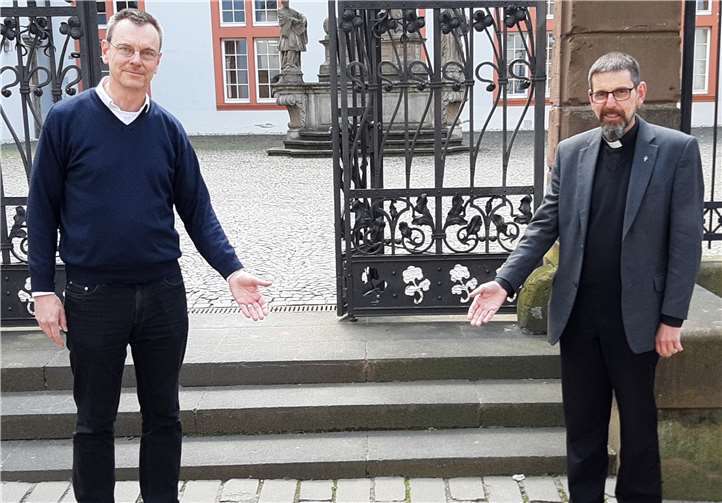 Pfarrer Norbert Missong (links) und Pfarrer Hans-Georg Müller am Stolperstein von Pfarrer Johannes Schulz vor dem Priesterseminar in Trier. Fotos: privat