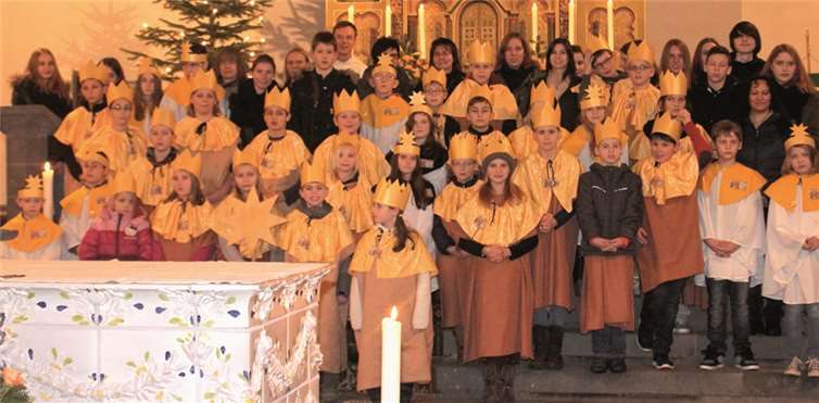 Pfarrer Norbert Missong mit den Sternsingern der katholischen Pfarrei Sankt Arnulf in Nickenich nach der Heiligen Messe, die von den Sternsingern mitgestaltet wurde. privat