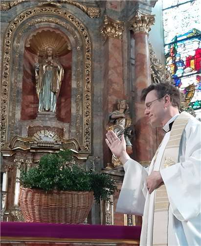 Pfarrer Norbert Missong segnete die ersten Palmzweige, die Palmsonntag in den Kirchen von Kruft, Kretz und Nickenich erhältlich sein werden. Foto: privat