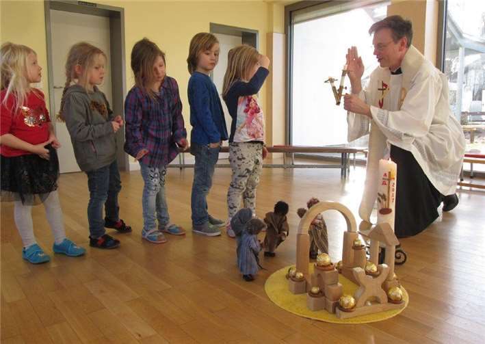 Pfarrer Norbert Missong spendete den Blasiussegen.Foto: privat