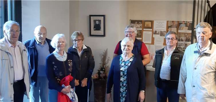 Pfarrer Norbert Missong und Pfarreienratsvorsitzender Horst Schmitz waren mit Gläubigen an der Gedenkstätte von Pfarrer Johannes Schulz in der Nickenicher Pfarrkirche Sankt Arnulf. Foto: privat
