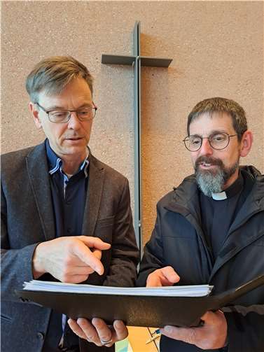Pfarrer Norbert Missong und Pfarrer Hans-Georg Müller mit dem Brief ihres verstorbenen Vorgängers Pfarrer Johannes Schulz. Foto: privat