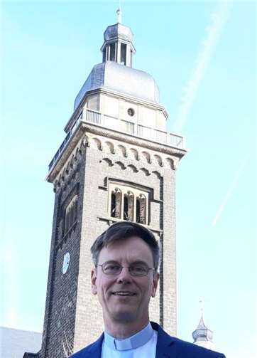 Pfarrer Norbert Missong und die Kirchenglocken im Kirchturm. Foto: Wolfgang Weber