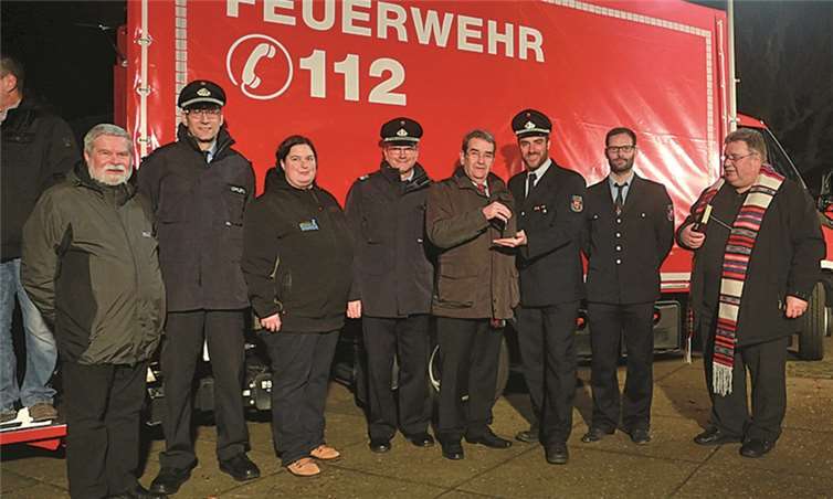 Pfarrer Norbert Reichel segnete in Anwesenheit der Ehrengäste das neue Fahrzeug ein.privat