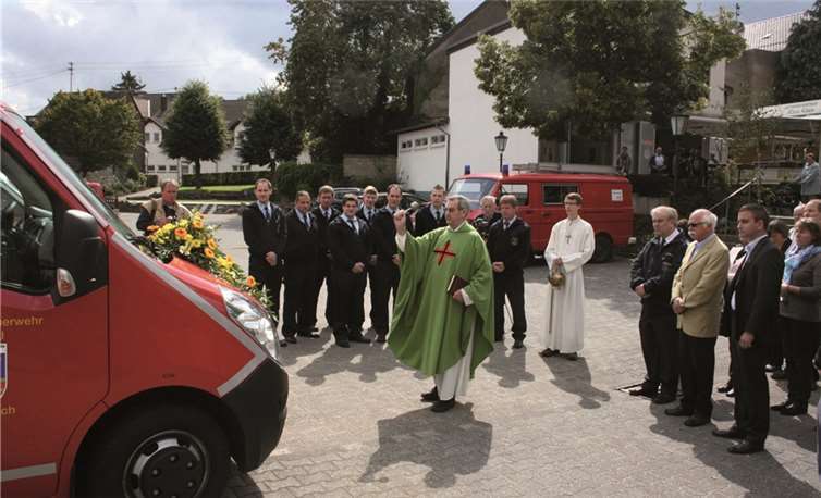 Pfarrer Ottmar Fechler nahm die feierliche Einsegnung des neuen Kleinlöschfahrzeugs (KLF) der Feuerwehr Wassenach vor.WK