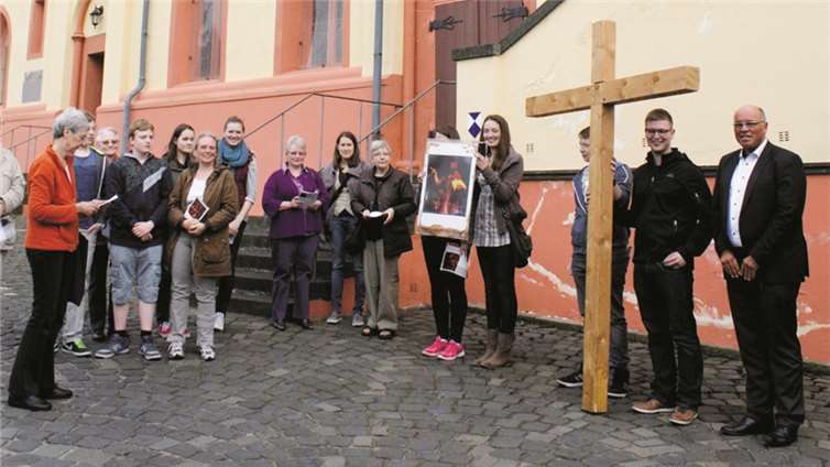 Pfarrer Patrick Ringhausen begrüßte an Sankt Martin die Teilnehmer am Kreuzweg der Jugend. DL