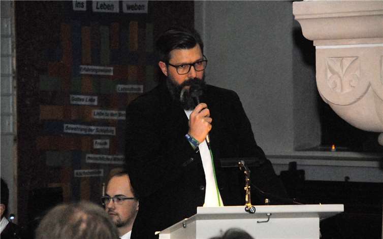 Pfarrer Patrique Koelmann trug sehr bewegende Texteüber Krieg, Schuld und die Sehnsucht nach Frieden vor.