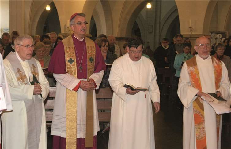 Letzter Arnsteiner Pater geht Pfarrer Peter Bollig, Weihbischof Jörg Michael Peters, Provinzial Pater Heinrich Josef Catrein und Pater Wolfgang Nick haben gemeinsam zum Abschied eine Vesper in Niederzissen gefeiert.