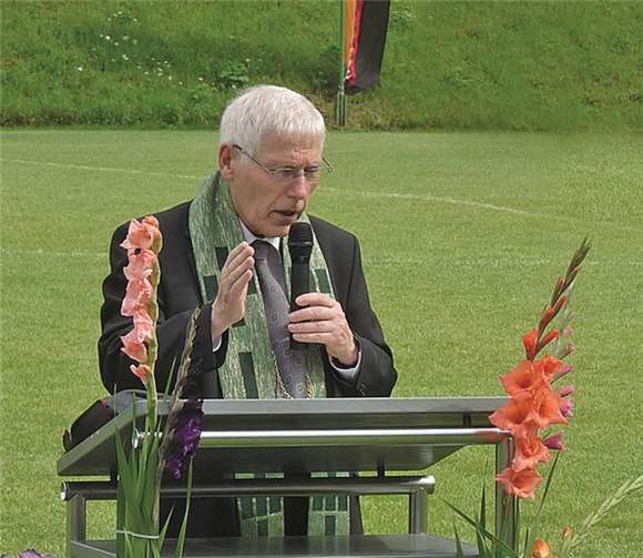 Pfarrer Peter Bollig segnete den neuen Naturrasenplatz an der Laacher Straße.