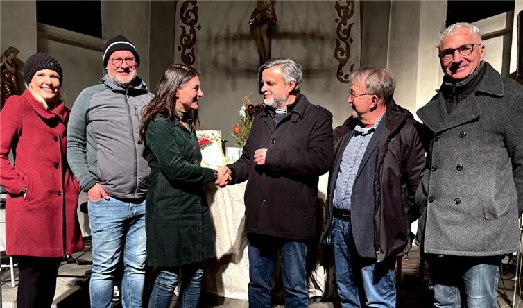 Pfarrer Peter Dörrenbächer freut sich mit den Initiatoren der Theatergruppe INFLAGRANTI, Menia Ohrem, Andreas Strüder, Dr. Ute Hartmann, Rainer Neuendorff und Werner Drießen über die Spende von 1.000,00 Euro zum Erhalt der Dreifaltigkeitskapelle in Weis.  Foto: Sebastian Schilasky