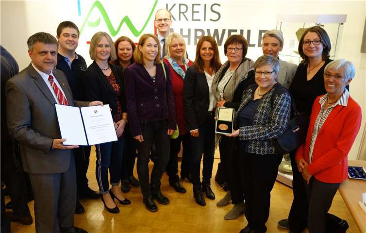 Pfarrer Peter Dörrenbächer (links), Leiterin Christine Kläser (Zweite v. rechts), ehemalige Leiterin der FBS Erika Heinen (hält die Plakette) und Referentin Familienbildungsstätten im Bistum Trier Monika Seidel (links neben Erika Heinen) sowie das Team bei der Verleihung.Foto: privat