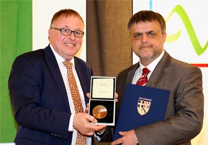 Vielfältige Verdienste um die Region Pfarrer Peter Dörrenbächer (r.) nahm die Ehrung stellvertetend für das Team der Katholischen Familienbildungsstätte entgegen.