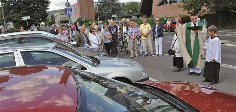 Pfarrer Peter Dörrenbächer spendete den Fahrzeug- und Reisesegen im Anschluss an den Gottesdienst.Fix
