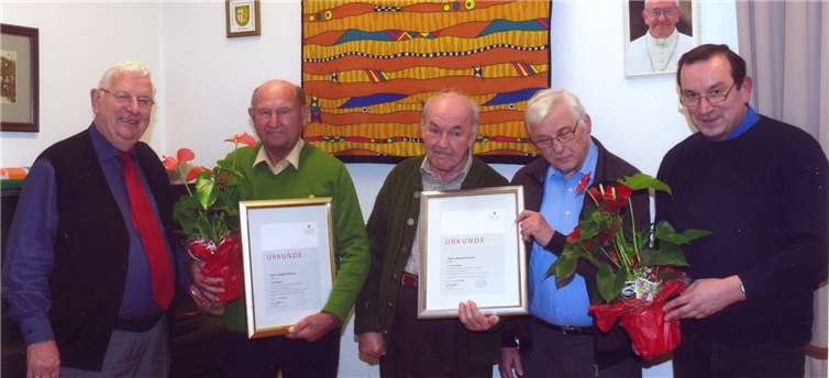 Pfarrer Peter Lönarz, Chorleiter Wilhelm Basten, Walter Franzen, Herbert Clemens und Günter Conzen während der Ehrung für die Jubilare.TE