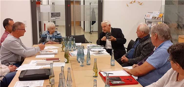 Pfarrer Pitzal war zu Gast bei der Sitzung des Pfarreienrates. Er überreichte der Pfarreiengemeinschaft ein kleines Relief und gab das Ergebnis der Spendenaktion bekannt.Foto: privat