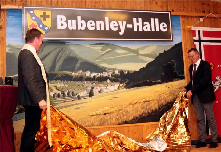 Pfarrer Rainer Justen enthüllte zusammen mit Ortsbürgermeister Helmut Lussi das neue Namensschild. Fotos: SES