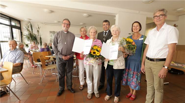 Pfarrer Reinhold Malcherek (v.l.), Trude Burian, Ehrenamtlerin Anneliese Gilles, Caritasdirektor Harald Klippel, Ehrenamtlerin Barbara Kapol, Annegret Kastorp und Diakon Michael Lux. CEW