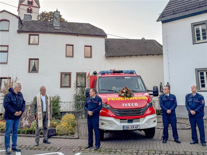 Pfarrer Robert Görres (2. v. li.) von der Pfarreiengemeinschaft Altenahr segnete das neue Feuerwehrfahrzeug für die Ortsgemeinde Kesseling im kleinen feierlichen Rahmen ein. Dominik Gieler (re.), Bürgermeister der Verbandsgemeinde Altenahr, Thorsten Schmitz (Mitte), Wehrführer der Freiwilligen Feuerwehr Kesseling, Dirk Riske (2. v. re), stellvertretender Wehrleiter der Freiwilligen Feuerwehr der Verbandsgemeinde Altenahr und Sascha Bauer (re.), stellvertretender Wehrführer der Freiwilligen Feuerwehr Kesseling bedankten sich für den erhaltenen Segen.  Foto:Silke Meurer / VG Altenahr