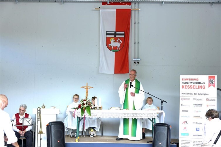 Pfarrer Robert Görres zelebrierte die Festmesse, er erbat den Segen Gottes für alle Nutzer des neuen Hauses