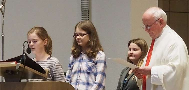 Pfarrer Schnocks und Schülerinnen zu Beginn des Gottesdienstes.