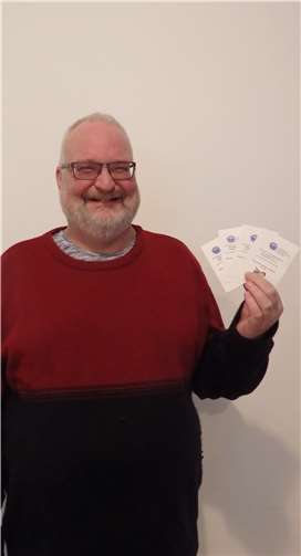 Pfarrer Schulte mit kostenlosen Platzkarten. Privat