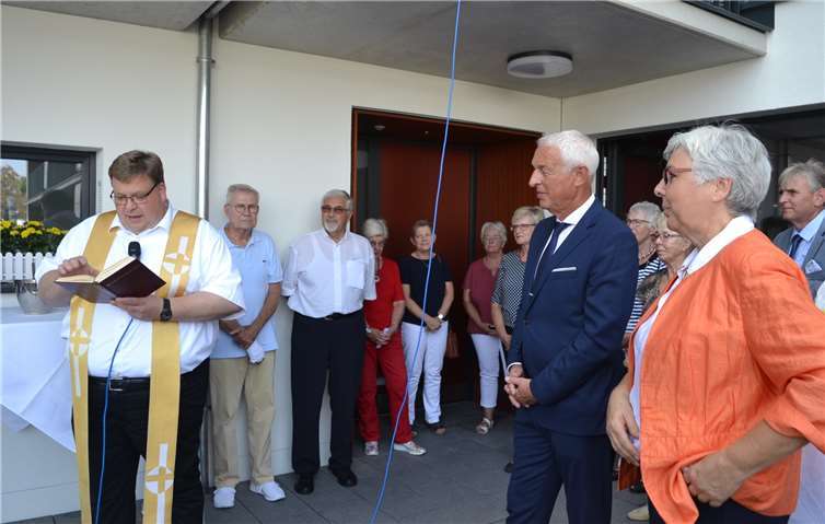 Pfarrer Stefan Dumont (l.) und Gertrud Hüttges (r. vorne im Bild) von der Heimleitung und Dr. Wolfram Haymann erbitten Gottes Segen für das Haus und seine Bewohner. Foto: Eberhard Thomas Müller